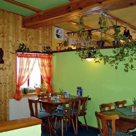 Restaurace A Penzion U Vladaru Mikulasovice Ngoại thất bức ảnh